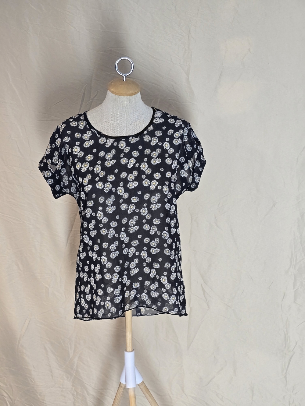 Suzy Shier Black Floral Short Sleeve Tee with White Daisies